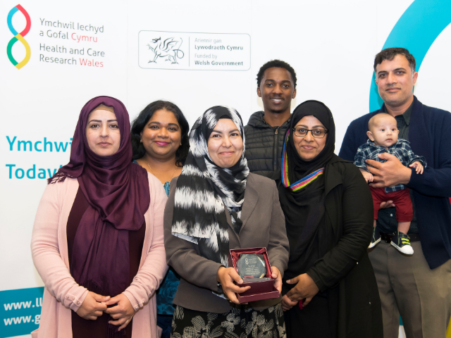 Dr Ashra Khanom and patient representatives with award