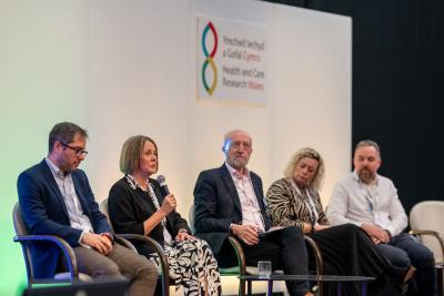 Panel partneriaethau yn y gynhadledd
