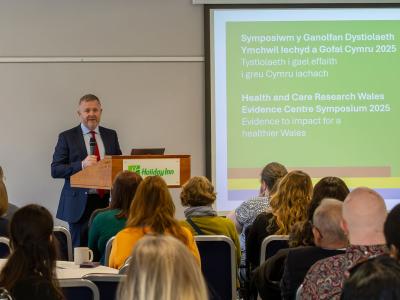Jeremy Miles MS speaking at the Evidence Centre event